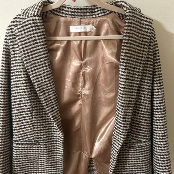 Harlow Blazer in Hazelnut & Black Houndstooth - Picture 2 of 4